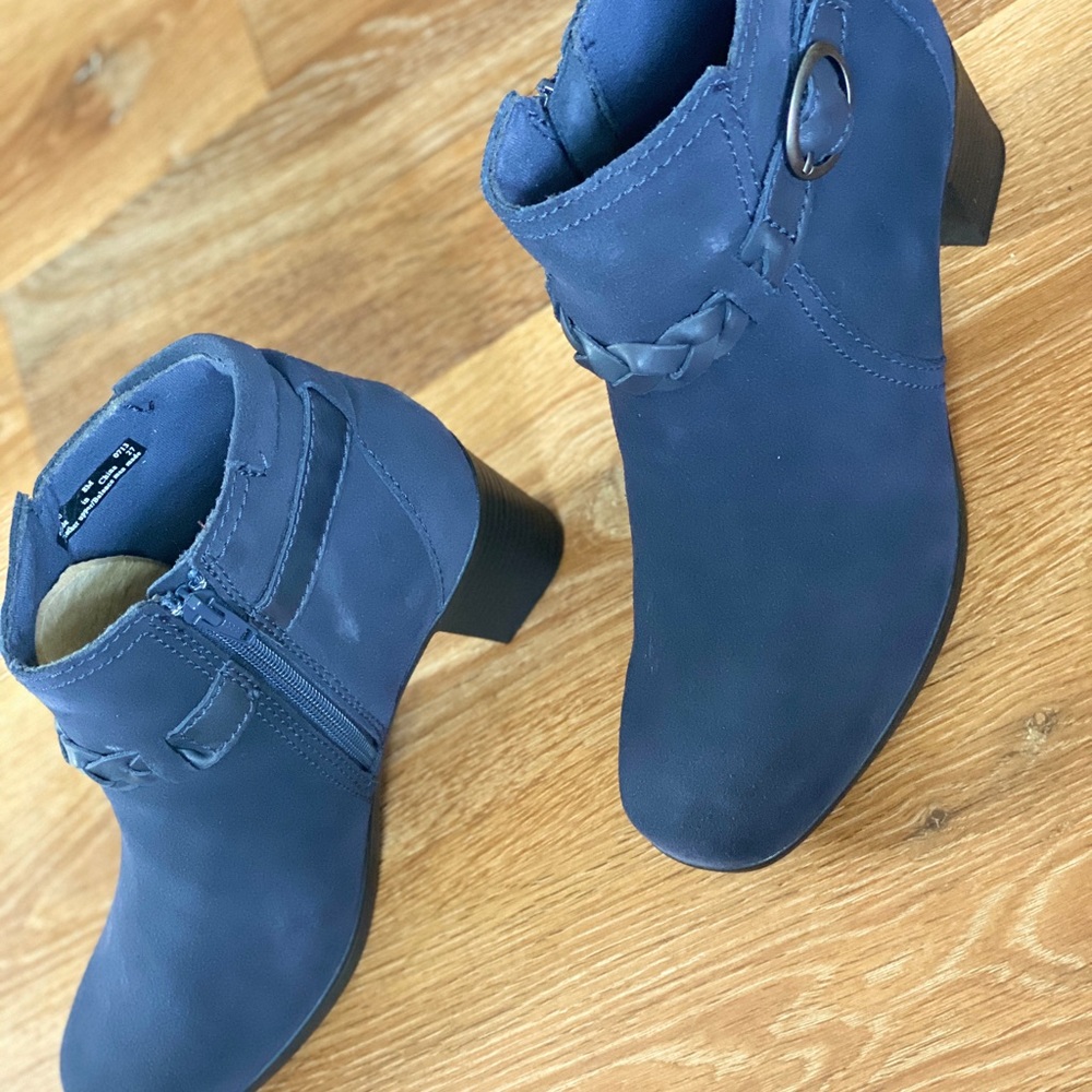 CLARKS NWT NAVY BOOTIES - Picture 3 of 5